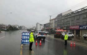 汉中交警：雨中“警”，风中“情”，天汉畅通让您平安出行缩略图